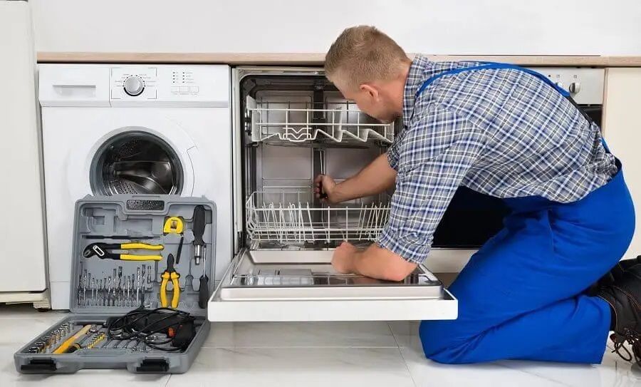 Efeler Warmhaus servisi teknisyen ekibi beyaz eşya tamiri yaparken